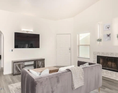 8759 W Grovers Avenue - Photo Thumbnail 10
