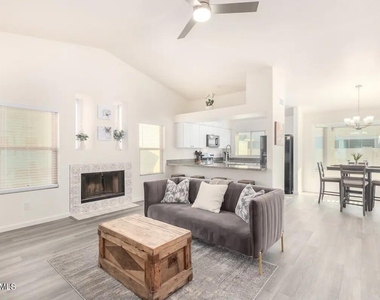 8759 W Grovers Avenue - Photo Thumbnail 6