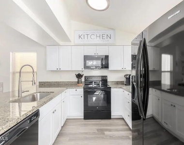 8759 W Grovers Avenue - Photo Thumbnail 11