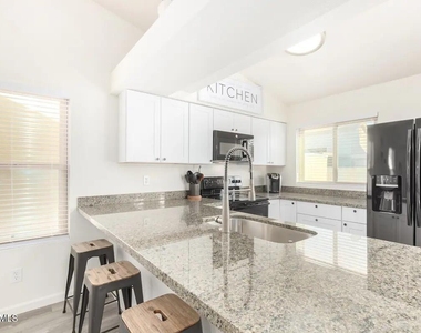8759 W Grovers Avenue - Photo Thumbnail 12