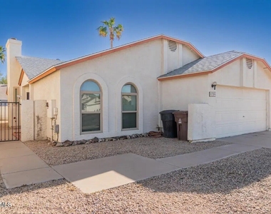 8759 W Grovers Avenue - Photo Thumbnail 2