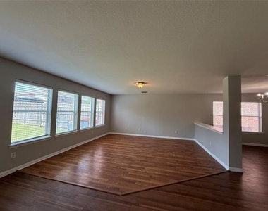 1117 Acacia Drive - Photo Thumbnail 2