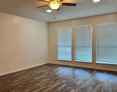 318 Candlewood Place - Photo Thumbnail 2