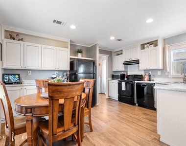 426 Daniel Way - Photo Thumbnail 1