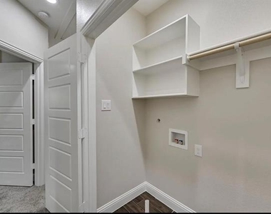 1705 Ash Crescent Street - Photo Thumbnail 5