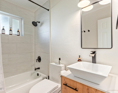 930 E Henry Street - Photo Thumbnail 5
