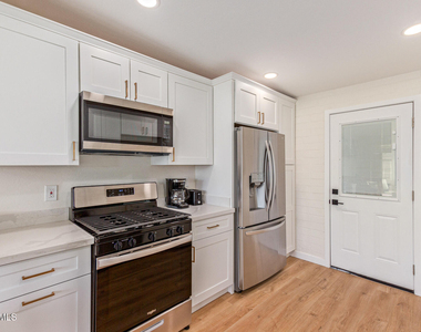 930 E Henry Street - Photo Thumbnail 17