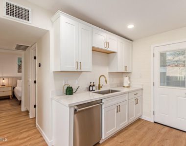 930 E Henry Street - Photo Thumbnail 7