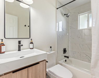 930 E Henry Street - Photo Thumbnail 12