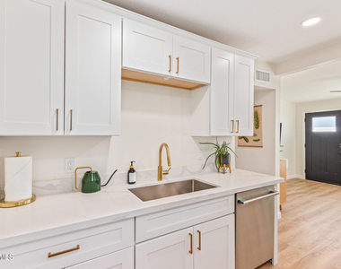 930 E Henry Street - Photo Thumbnail 15
