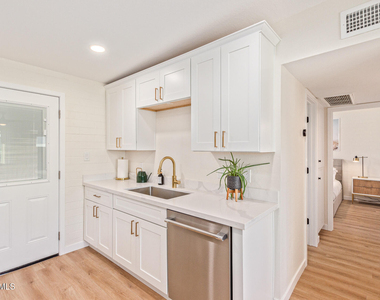 930 E Henry Street - Photo Thumbnail 18
