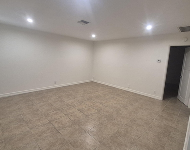 9009 W Elm Street - Photo Thumbnail 4