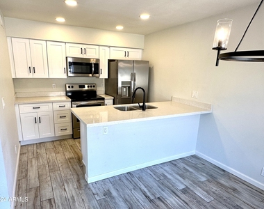 286 W Palomino Drive - Photo Thumbnail 6