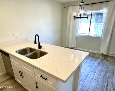 286 W Palomino Drive - Photo Thumbnail 8