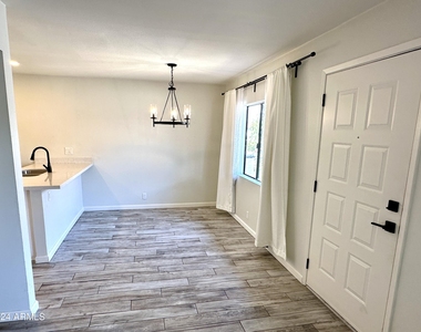 286 W Palomino Drive - Photo Thumbnail 4