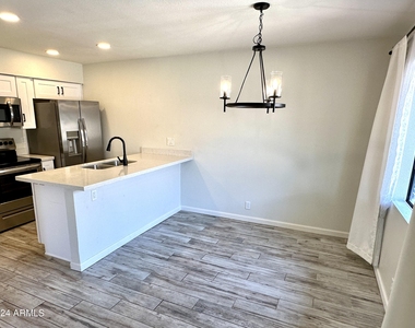 286 W Palomino Drive - Photo Thumbnail 5