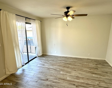 286 W Palomino Drive - Photo Thumbnail 3