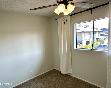 286 W Palomino Drive - Photo Thumbnail 16