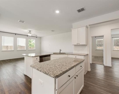 7109 Crepe Myrtle Avenue - Photo Thumbnail 3
