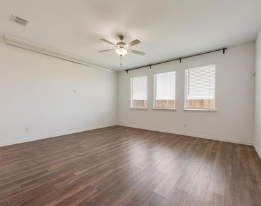 7109 Crepe Myrtle Avenue - Photo Thumbnail 15