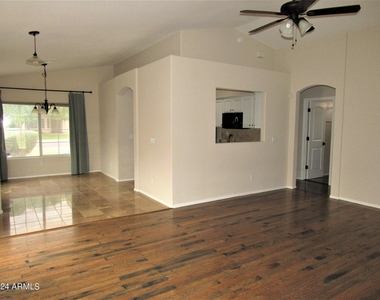 102 W Gail Drive - Photo Thumbnail 4