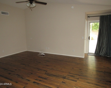 102 W Gail Drive - Photo Thumbnail 2