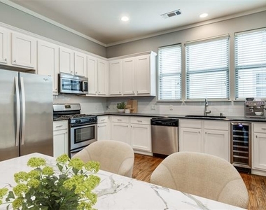 4323 Dickason Avenue - Photo Thumbnail 6