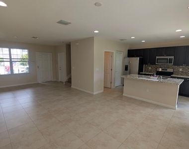 2900 Nw Treviso Circle - Photo Thumbnail 2