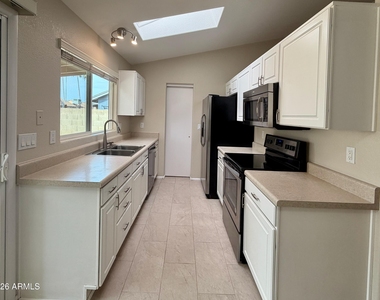 3005 W Ross Avenue - Photo Thumbnail 5