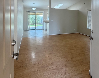 3005 W Ross Avenue - Photo Thumbnail 1