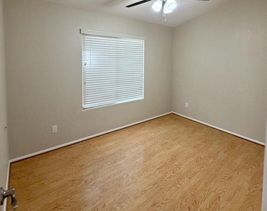 3005 W Ross Avenue - Photo Thumbnail 10