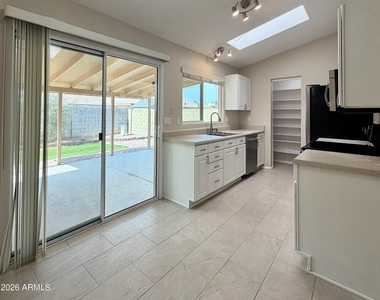3005 W Ross Avenue - Photo Thumbnail 4