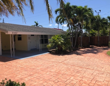 3160 Ne 6th Avenue - Photo Thumbnail 2