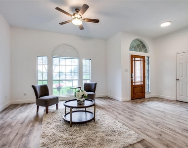 3306 Ashleaf Drive - Photo Thumbnail 2