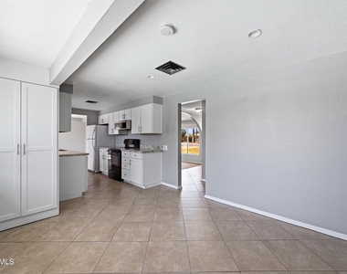 3737 W Griswold Road - Photo Thumbnail 7