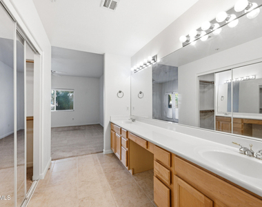7021 E Earll Drive - Photo Thumbnail 16