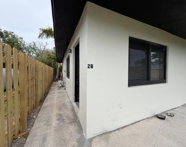 53 Ne 16th Place - Photo Thumbnail 5