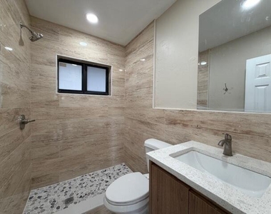 53 Ne 16th Place - Photo Thumbnail 2