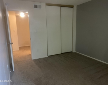5902 W Townley Avenue - Photo Thumbnail 11