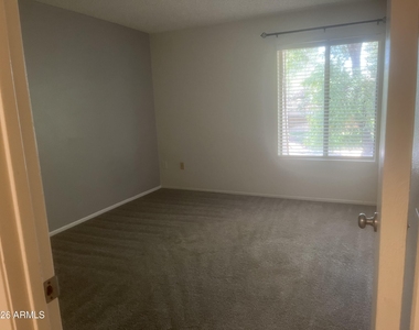 5902 W Townley Avenue - Photo Thumbnail 12