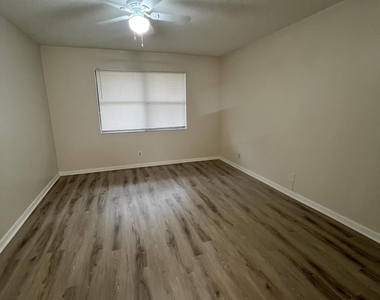 5975 Forest Hill Boulevard - Photo Thumbnail 10