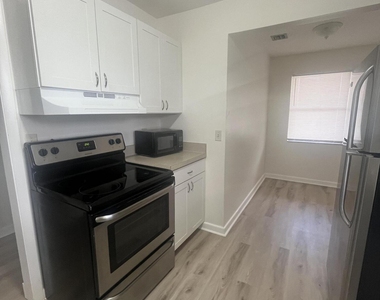 5975 Forest Hill Boulevard - Photo Thumbnail 4