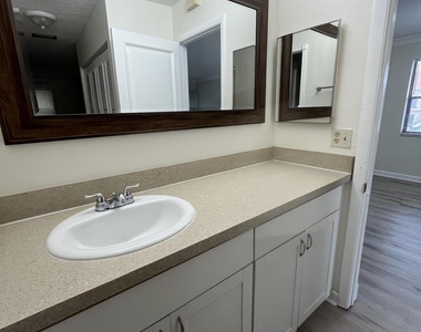 5975 Forest Hill Boulevard - Photo Thumbnail 11
