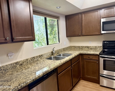 5147 N 76th Place - Photo Thumbnail 13