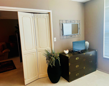 605 Oaks Drive - Photo Thumbnail 2