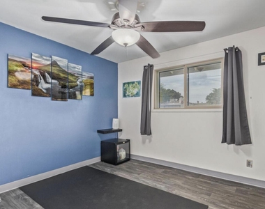 1922 E Laguna Drive - Photo Thumbnail 23