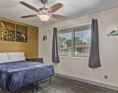 1922 E Laguna Drive - Photo Thumbnail 28