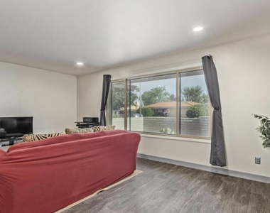 1922 E Laguna Drive - Photo Thumbnail 5
