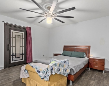 1922 E Laguna Drive - Photo Thumbnail 16