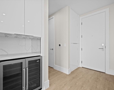 220 Lake Shore Drive - Photo Thumbnail 5